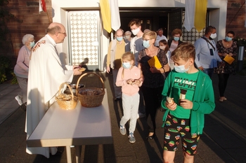 Gebäck und Eis für jeden Gottesdienstbesucher